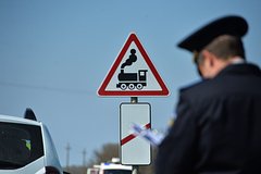 Автокран врезался в пассажирский поезд в российском регионе